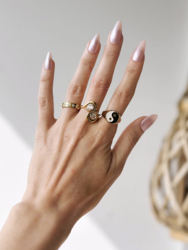 18k forgyldt ring med zirkoner
Designet trækker tydeligt på heirloom- og art deco-referencer.
Legacy Collection
Inspireret af old money og art deco med referencer til klassiske heirloom pieces.
heirloom ring