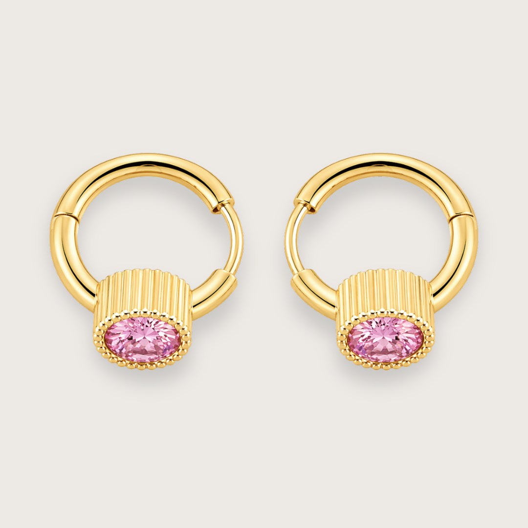 18k forgyldte hoops med lyserøde zirkoner
Små hoops med en pink sten, der føles mere eksklusiv end cute. Den rillede guldkant og den klare facetterede sten giver et hint af vintage og klassiske heirloom vibes.
De smukke Rosie-hoops fungerer både alene for et clean look eller sammen med andre klassiske guldøreringe, hvis du vil have lidt mere stacked energi.
Hoop-øreringene er fremstillet i rustfrit stål med 18k PVD-belægning