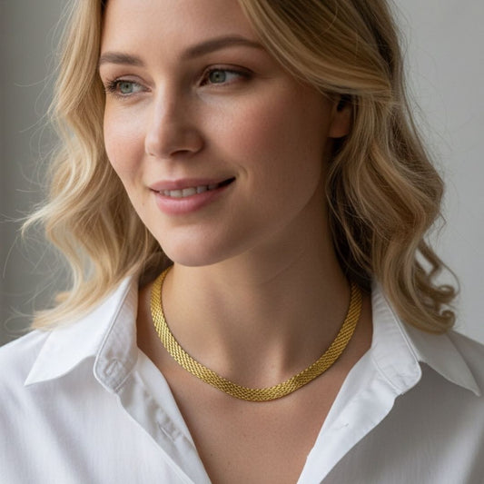 Smuk guldbelagt halskæde i tidløst design.
Holly-halskæden er det perfekte mix af klassisk og trendy. Den lægger sig smukt på kravebenet og er nem at style til næsten alle lejligheder (fitness er den undtagelse, vi tænker på her, selvom den bidrager med lidt ekstra vægt).
Halskæden er 18k forgyldt og PVD-belagt, så den tåler vand og hverdagens slid uden at miste farven.
Kædens tidløse design passer til alle lejligheder og matcher flot med andre guldhalskæder.
Holly-halskæden er justerbar.