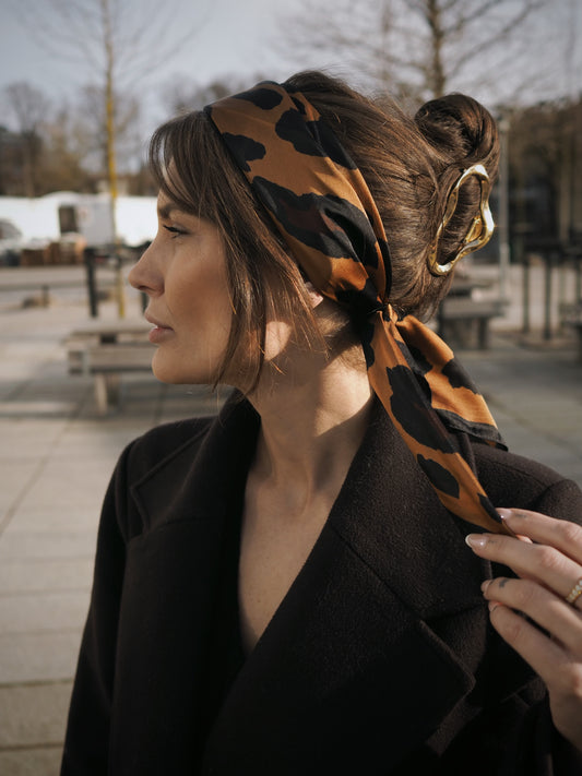 Matilda gyldenbrunt satintørklæde med leoprint og sort kant