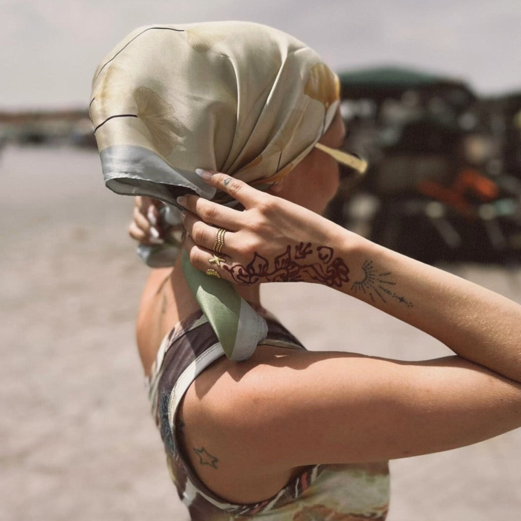 Emily satintørklæde – Orange blomst