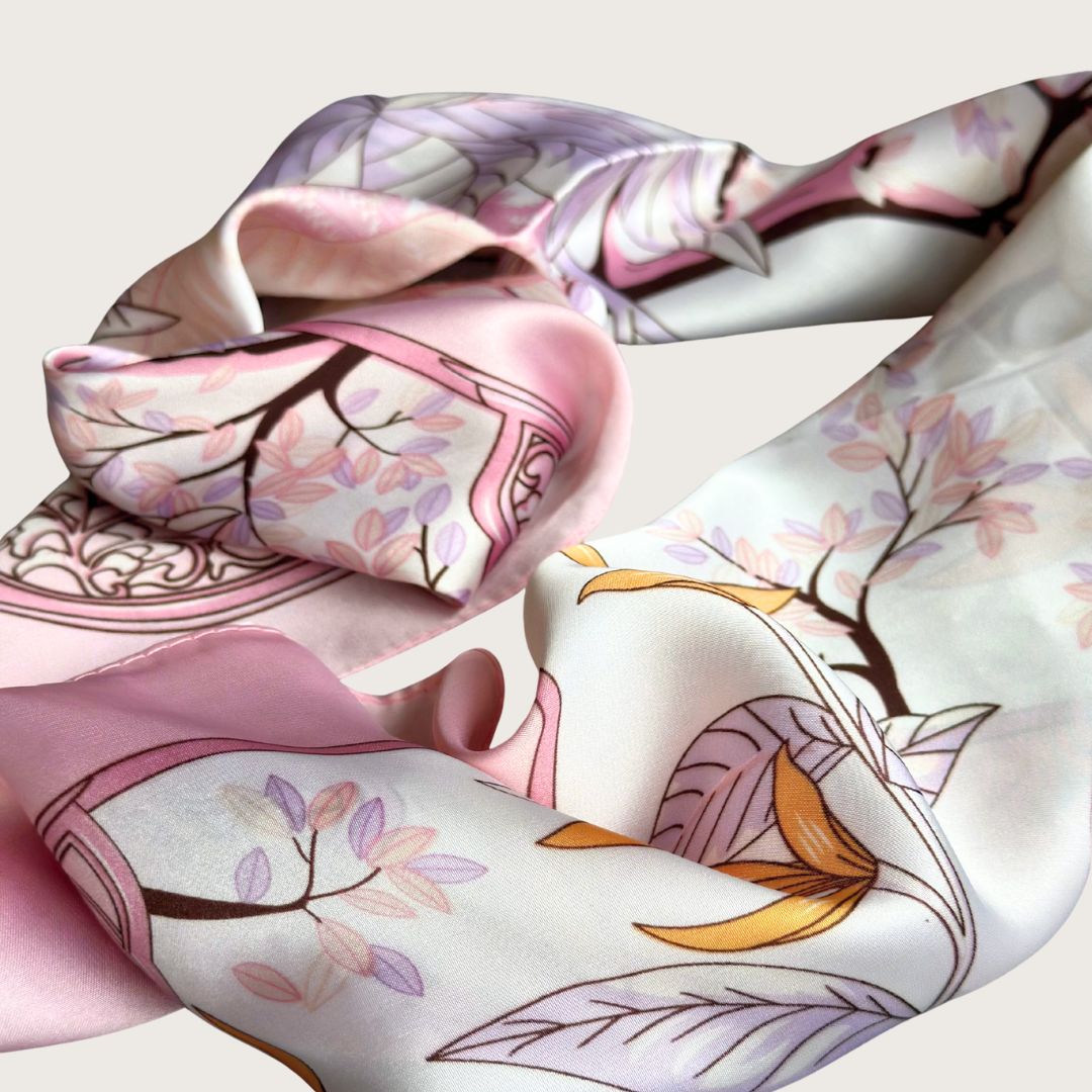 Katniss satintørklæde med blomstermotiv