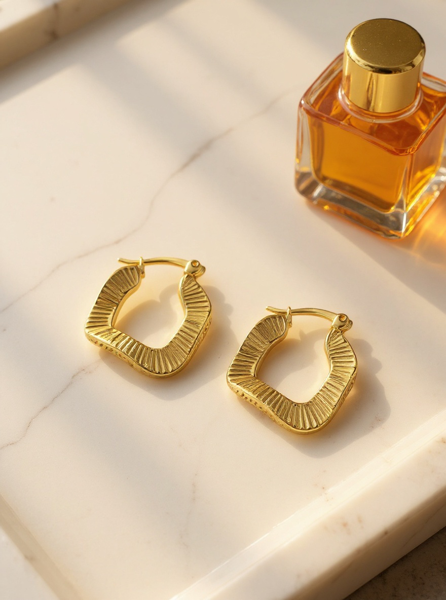 Ottilie wavy hoops – Guldbelagt