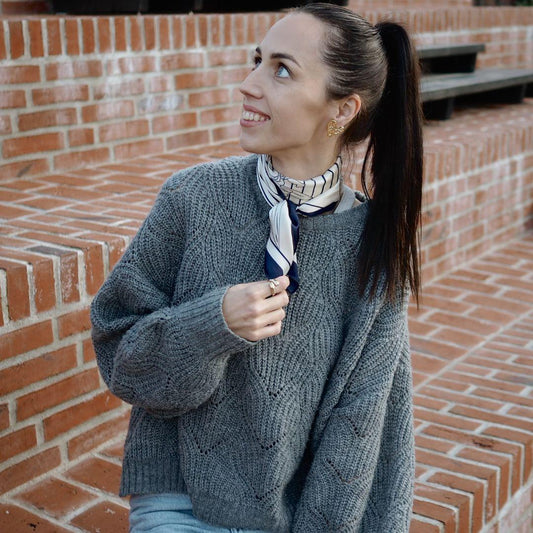 Kvadratisk silketørklæde til kvinder - klassisk satintørklæde med striber og blomster - blå og hvid