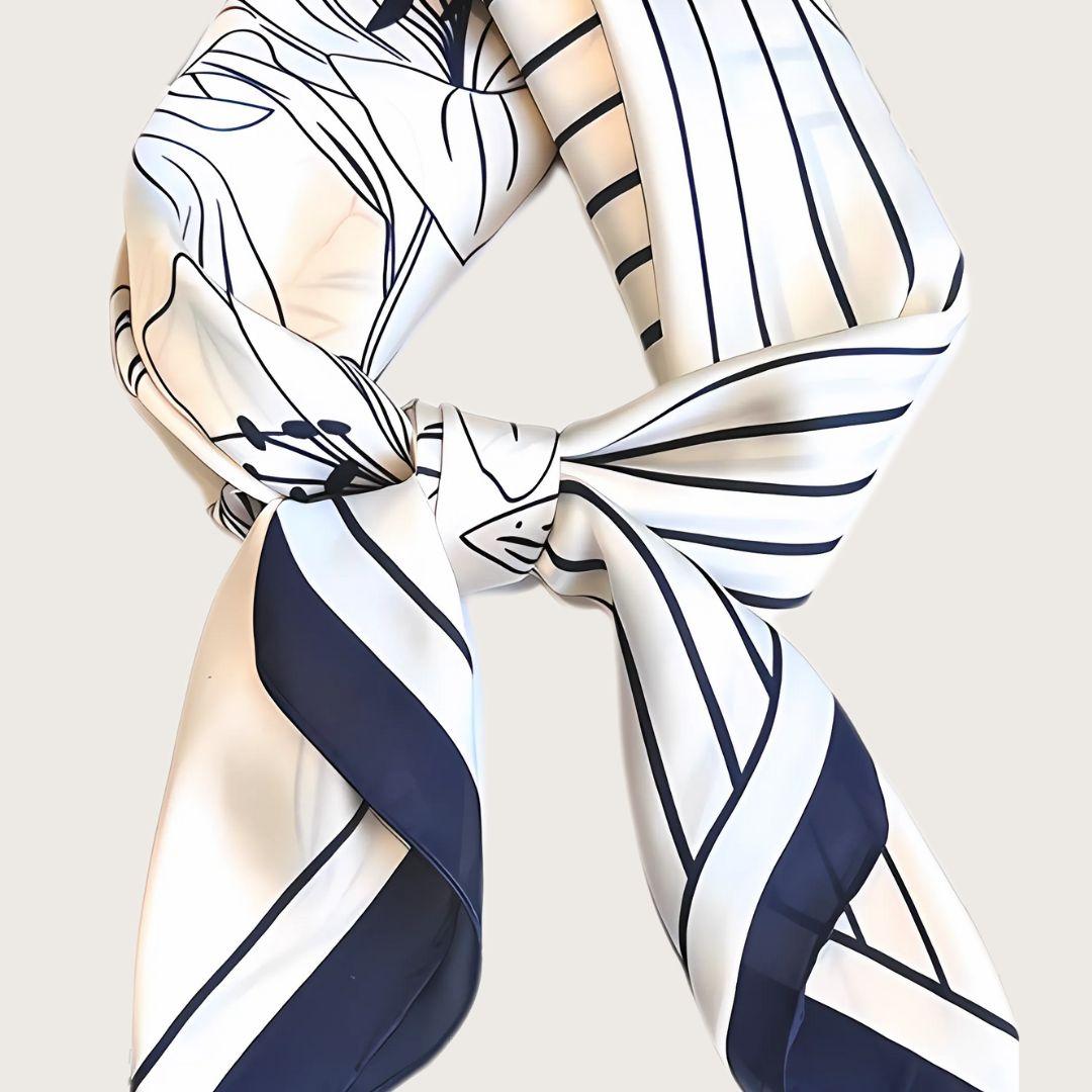 Silketørklæde i prisvenlig satin med smukt dobbelt mønster i blå og hvid. Blomstermønster og striber. Fremstillet af polyester. Kan håndvaskes. Kvadratisk satintørklæde til kvinder.