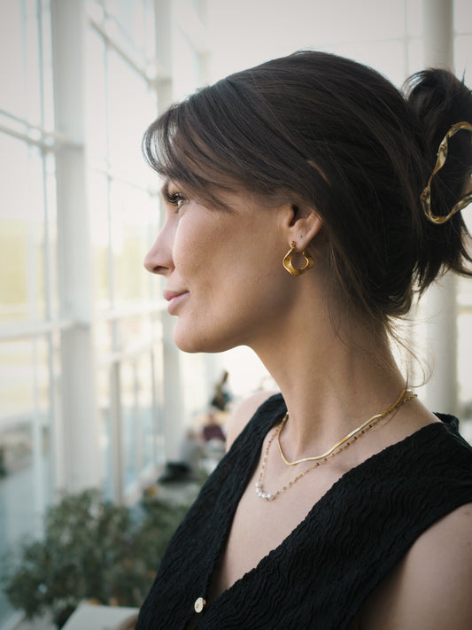 Ottilie wavy hoops – Guldbelagt