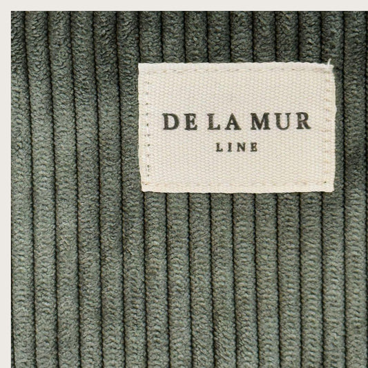 En lille klassisk pung i blødt mørkegrønt bomuldsfløjl. Syet i Spanien af De la Mur. En skøn lille kortpung til kvinder, der værdsætter god kvalitet og tidløst design. Lille pung i mørkegrønt bomuldsfløjl · Punge til kvinder · De la mur