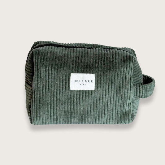 Lille og rummelig toilettaske i beige fløjl fra det lille spanske mærke De la Mur. En blød, rummelig og virkelig pæn lille toilettaske, der rummer meget mere, end man skulle tro. Toilettasken er syet i tykt og luksuriøst fløjl og har et enkelt, men gennemført udtryk, så du får lyst til at have stående fremme.