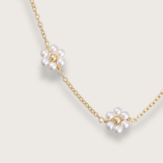 Guldhalskæde med perleblomster. Forgyldt vandfast halskæde med 5 små perleblomster. Smykker til kvinder fra Chant du Matin
