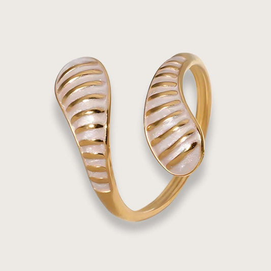 Vandfast emaljering – Guldbelagt ring med hvid emalje - vandfast fingerring - vandfaste smykker til kvinder