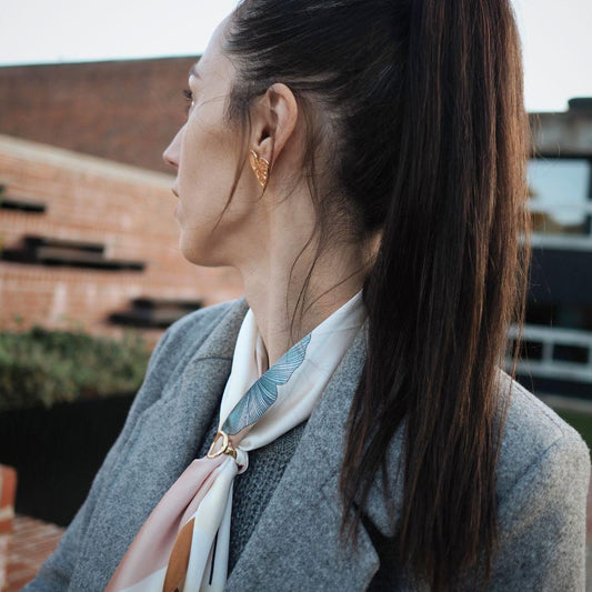 Kvadratisk silketørklæde med blå blomster – klassisk satintørklæde til kvinder