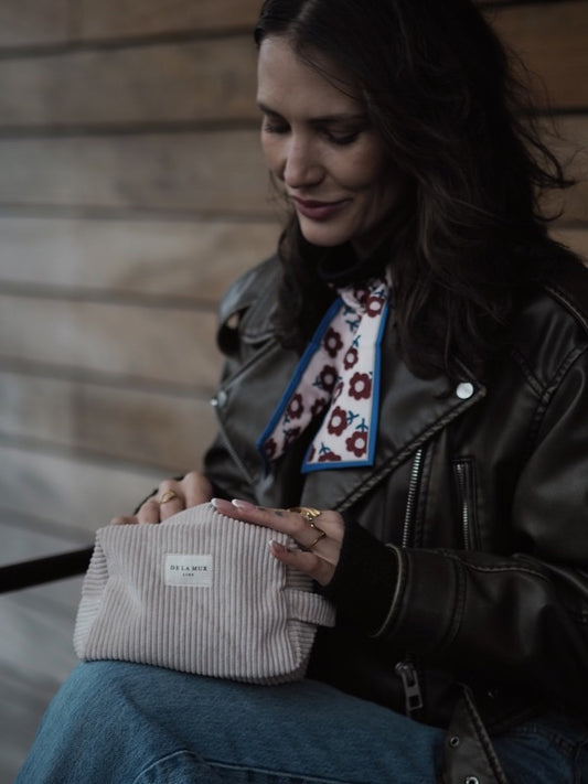 Calais – Rummelig toilettaske i beige fløjl