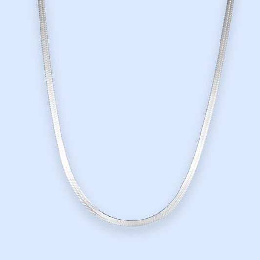Flat snake chain-halskæde i sølvfarvet rustfrit stål. Flad snake chain halskæde. En af vores bestsellers. Perfekt alene eller matchet med andre sølvhalskæder. Vandfast og slidstærk. Enkel halskæde. klassisk halskæde. Sølvhalskæder til kvinder. Julegave fødselsdagsgave, venindegave. sølvhalskæde til kvinder
