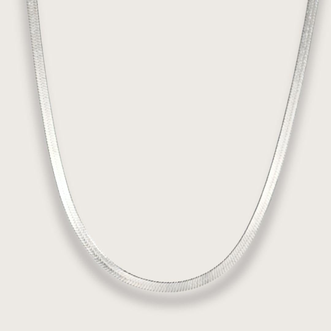 Flat snake chain-halskæde i sølvfarvet rustfrit stål. Flad snake chain halskæde. En af vores bestsellers. Perfekt alene eller matchet med andre sølvhalskæder. Vandfast og slidstærk. Enkel halskæde. klassisk halskæde. Sølvhalskæder til kvinder. Julegave fødselsdagsgave, venindegave.