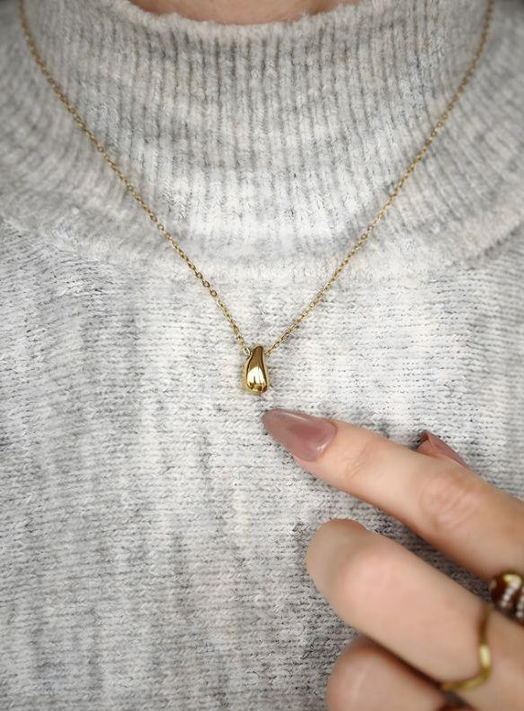 Guldbelagt halskæde med dråbeformet vedhæng. Elegant, holdbart og allergivenligt design. Halskæden er PVD-belagt og vandfast. Et smukt og klassisk smykke.