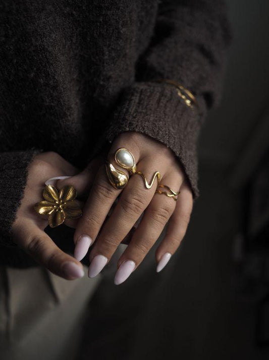 Gulbelagt statementring med imiteret perle - pvd-coatede vandfaste smykker til kvinder - guldringe - stor chunky ring - statementsmykker - chant du matin