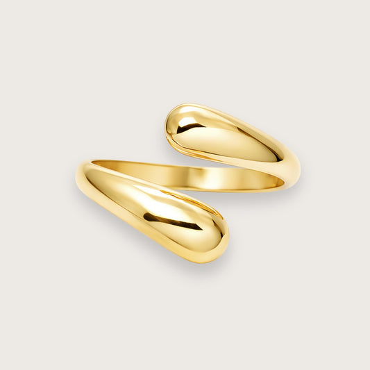Klassisk slå-om-ring i 18k PVD-belagt rustfrit stål.
Elegant slå-om-ring i klassisk design
Vandfast ring med slidstærk guldbelægning
Perfekt til mix 'n match og ringstacking med andre guldringe.
Liors enkle slå-om-design gør ringen velegnet som hverdagsring og som del af et ring-stacking look med andre guldbelagte ringe
Slå-om-ringen er justerbar og kan derfor nemt bruges på forskellige fingre og kombineres med dine andre smykkefavoritter.
Ringen er justerbar fra størrelse 49-54.