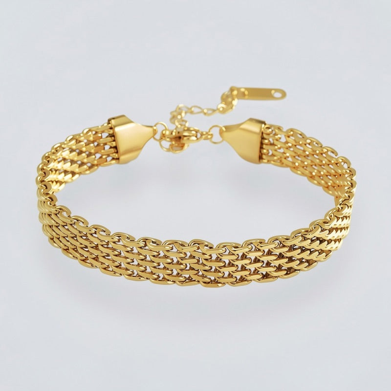 18k forgyldt armbånd i klassisk design
Det populære Holly-armbånd er 18k forgyldt og PVD-belagt, så det tåler vand og hverdagens slid uden at miste farven.
Armbåndets tidløse design passer til alle lejligheder og matcher flot med andre guldarmbånd, næsten uanset hvilken stil man går efter.
Holly-armbåndet er justerbart og måler 16 cm + 5 cm forlænger.