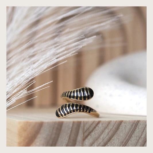 Delphine ring med sort emalje – Guld