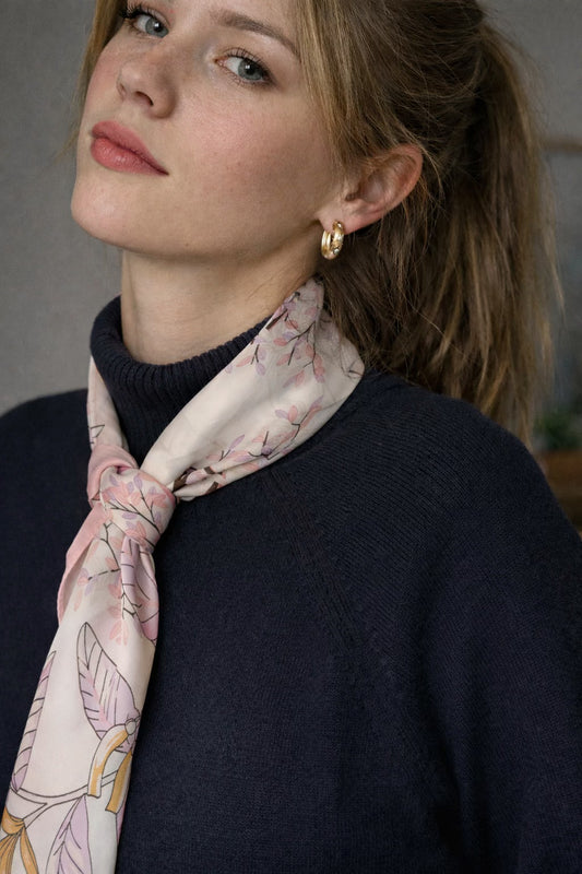 Satintørklæde lyserød hvid feminine farver orientalsk japansk-inspireret motiv klassisk silketørklæde - kvadratisk satintørklæde med blomstermotiv - katniss - chant du matin