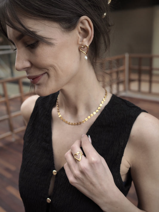 Sofia hjerteøreringe med ferskvandsperler – Guldbelagte