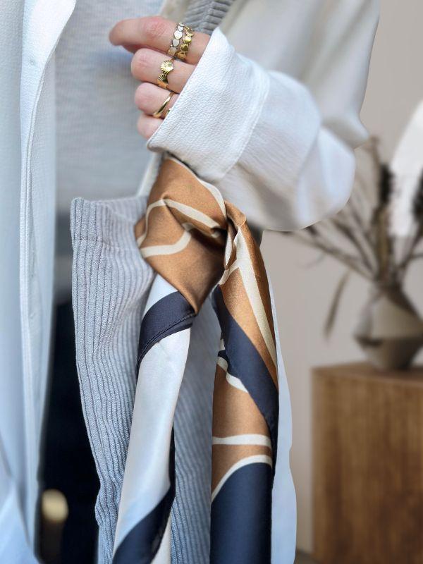 Silketørklæder til efteråret - smukke kvadratiske satintørklæder med mange stylingmuligheder. Neutrale farver, skandinavisk stil.