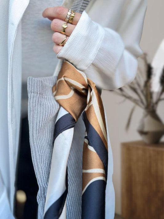 Silketørklæder til efteråret - smukke kvadratiske satintørklæder med mange stylingmuligheder. Neutrale farver, skandinavisk stil.