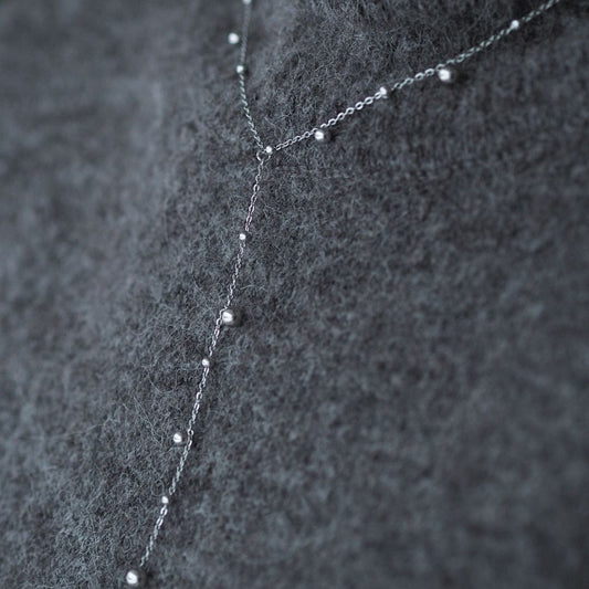 Smuk sølvfarvet halskæde med elegante små kuglevedhæng.
Trendy Y-halskæde med kugle-design
Vandfast og slidstærkt rustfrit stål
En elegant halskæde, der kan dresse ethvert outfit op
Isabel Halskæden med de små sølvfarvede dots er en elegant og let kæde, der giver et blødt, feminint udtryk.
Smukt design med dangling dots.
Gave til kvinder, populært smykke til kvinder, populær halskæde sølv.