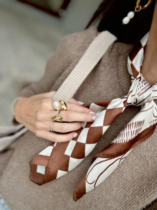 Kvadratisk silketorklaede til kvinder - smukt og klassisk satingørklæde med tern og blomster i brun og hvid - chant du matin