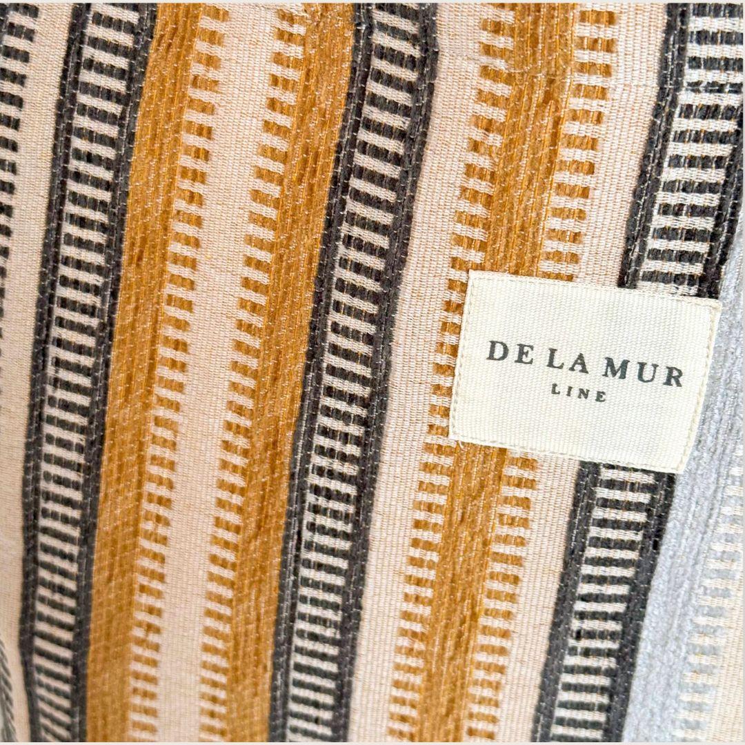 Stor tote bag med striberneutrale farver – til studie, barsel, hverdag og weekendture. Muleposen er syet i tykt og slidstærkt jaquardvævet stof. tote bags til kvinder. De la Mur.