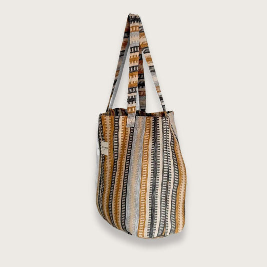 Stor tote bag med striberneutrale farver – til studie, barsel, hverdag og weekendture. Muleposen er syet i tykt og slidstærkt jaquardvævet stof. tote bags til kvinder. De la Mur.