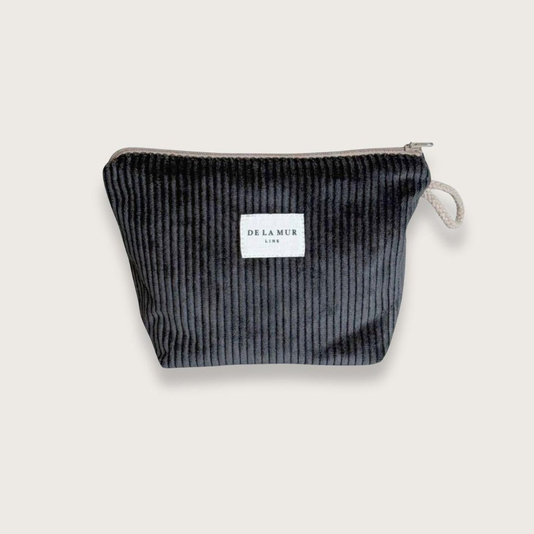 Lille toilettaske med lynlås øverst og beige snorhåndtag på siden. Lavet af tykt gråt fløjlstof. Makeuptaske til kvinder, toilettaske til mænd, lille toilettaske unisex fra de la mur