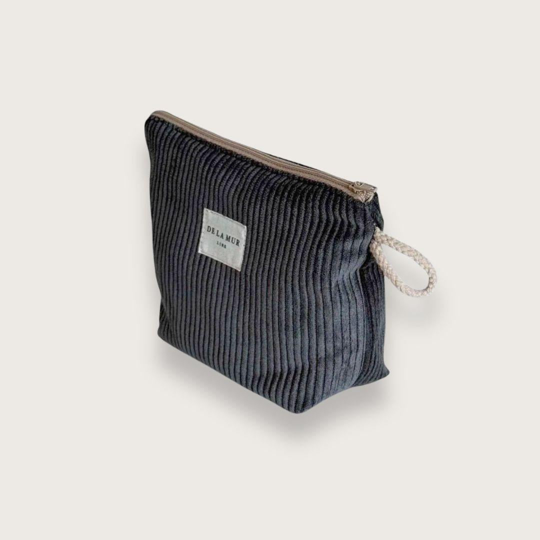 Lille toilettaske med lynlås øverst og beige snorhåndtag på siden. Lavet af tykt gråt fløjlstof. Makeuptaske til kvinder, toilettaske til mænd, lille toilettaske unisex fra de la mur