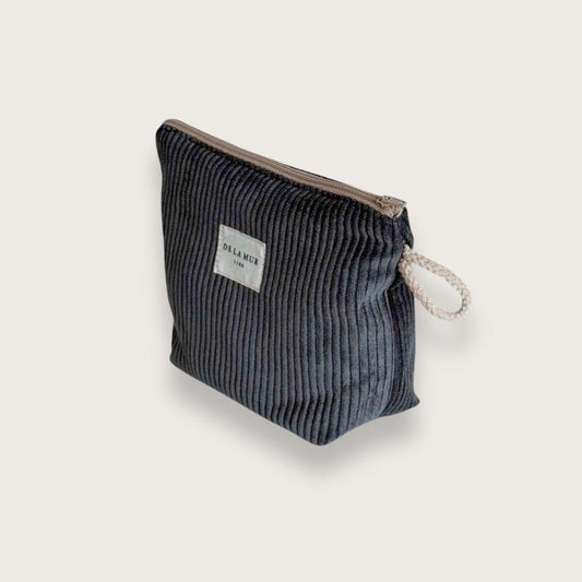 Lille toilettaske med lynlås øverst og beige snorhåndtag på siden. Lavet af tykt gråt fløjlstof. Makeuptaske til kvinder, toilettaske til mænd, lille toilettaske unisex fra de la mur