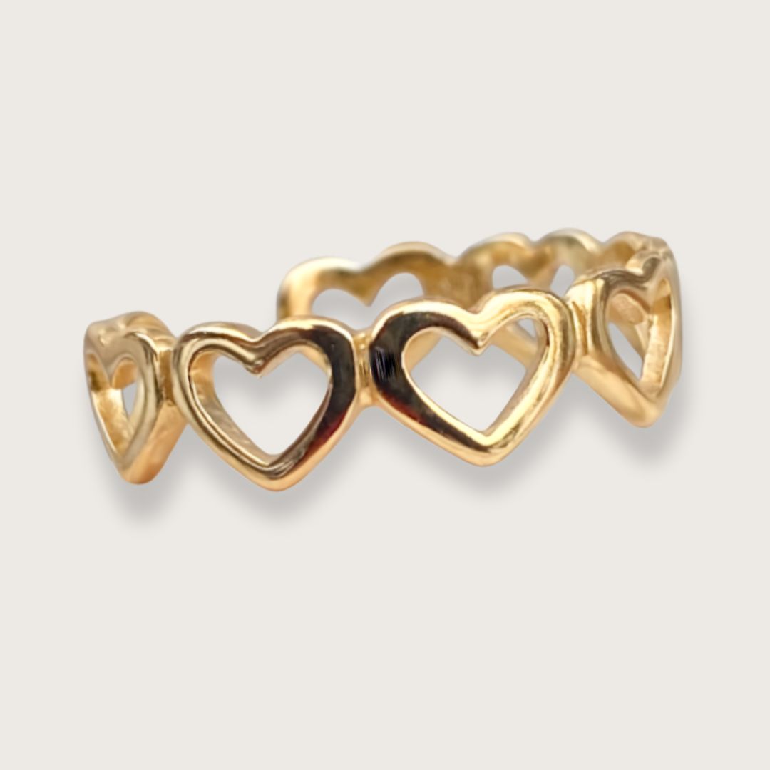 Smuk og enkel hjertering i 18k forgyldt og PVD-belagt rustfrit stål. 