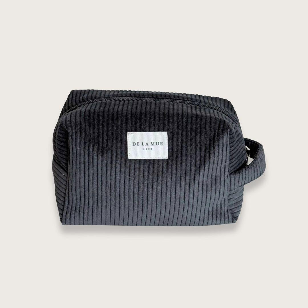 Toilettaske til kvinder. Makeuptaske. Rummelig toilettaske. Lille og rummelig toilettaske i mørkegråt fløjl fra det lille spanske mærke De la Mur. En blød, rummelig og virkelig pæn lille toilettaske, der rummer meget mere, end man skulle tro. Toilettasken er syet i tykt og luksuriøst fløjl og har et enkelt, men gennemført udtryk, så du får lyst til at have stående fremme.