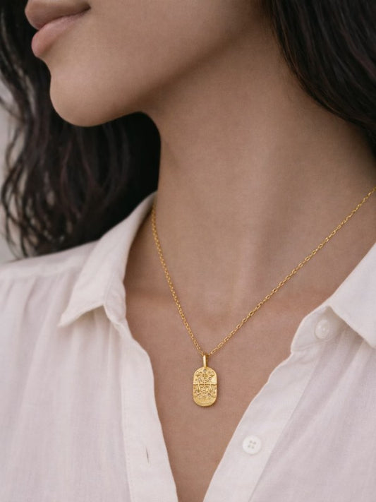 Smuk stjernetegnshalskæde i 18k forgyldt rustfrit stål.
Den guldbelagte stjernetegnshalskæde er designet til at kunne bæres hver dag og fås i alle 12 stjernetegn, så du kan vælge lige det tegn, der repræsenterer dig selv eller én, du holder af.
En stjernetegnshalskæde er mere end et smykke. Den er et personligt symbol, som følger dig i hverdagen og minder dig om, hvem du er.
Stjernetegnsvedhænget har et raffineret udtryk med fine indgraveringer og diskrete zirkoner.