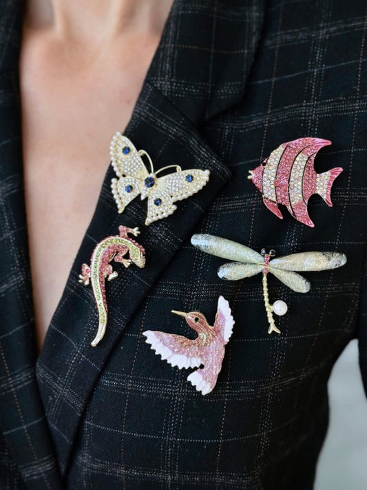 Sally gekko-broche med pink og lysegrønne rhinsten