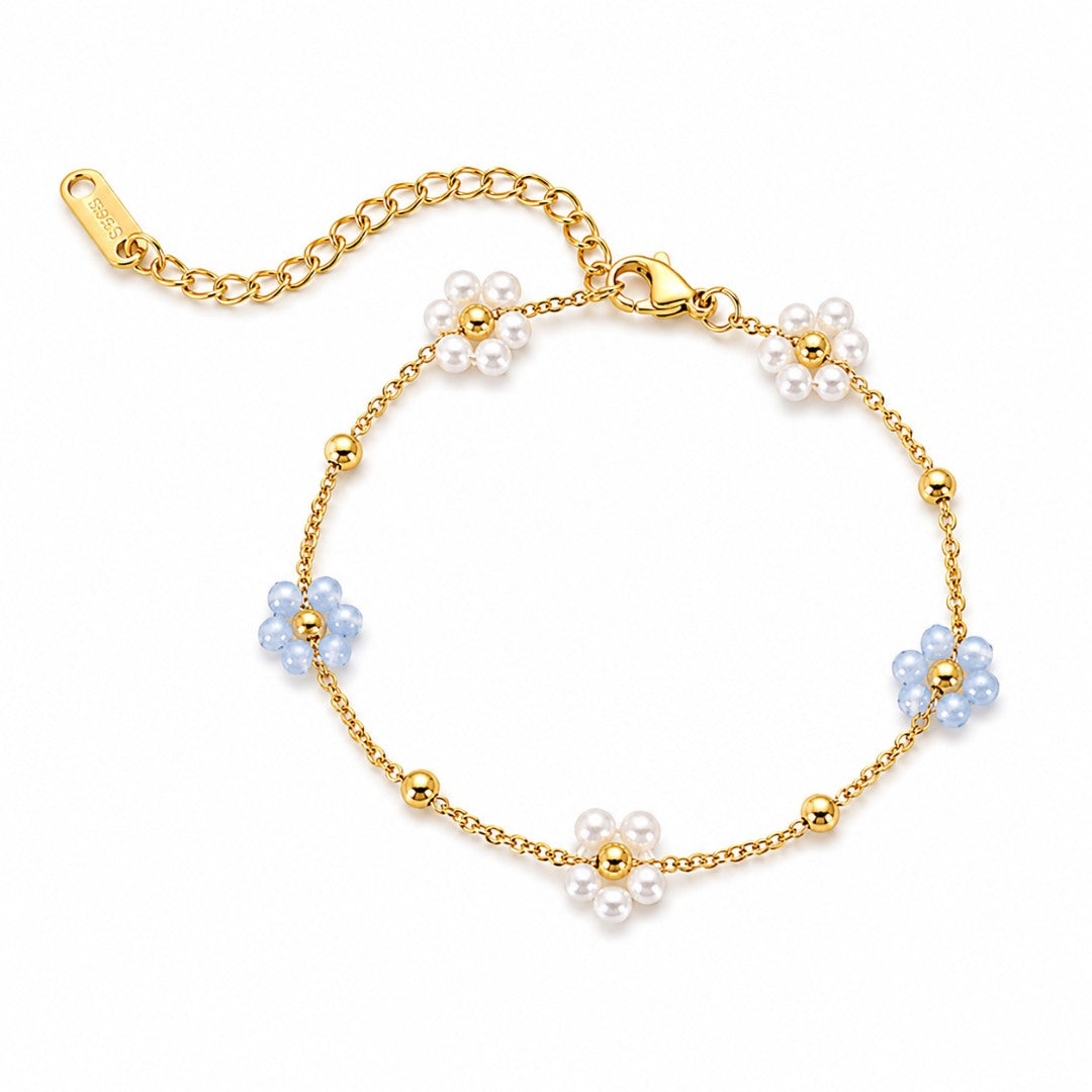 18k forgyldt armbånd med blå og hvide perleblomster
Daisy Bleu blomsterarmbåndet balancerer det elegante og det afslappede på en måde, der gør det svært ikke at kigge en ekstra gang. De små blå og hvide perleblomster giver armbåndet et vintageinspireret udtryk i et mere clean og moderne format. Mere cool summer styling end klassisk perlesmykke.
Den fine kæde i 18k forgyldt stål sidder let om håndleddet og fungerer godt sammen med oversized skjorter, lette sommerkjoler, solbrun hud og andre guldarmbaand