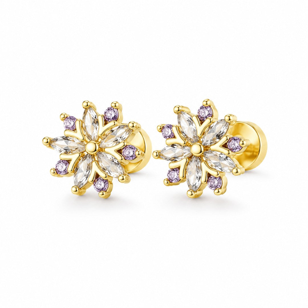 18k forgyldte ørestikkere i blomsterdesign med klare og violette zirkoner
Smukke zirkon-ørestikkere med et clean og look, der passer til alt og er nemme at matche med andre smykker. De sidder let i øret og har den der perfekte balance mellem diskret og shiny, så du både kan bruge dem til hverdag, og når det hele lige skal være lidt extra.
De fine Lennore øreringe er fremstillet i rustfrit stål med 18k PVD-belægning, så de holder farven pæn og er mere modstandsdygtige over for vand og slid.