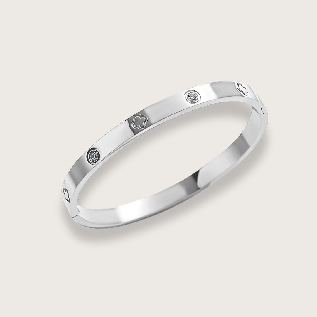 En smuk, sølvbelagt bangle (eller armring, som de også kaldes), bidrager med et eksklusivt udtryk og er det perfekte match med andre sølvarmbånd.
Sabrina er en klassisk sølvbelagt armring, der kan styles på mange måder.
Kombiner den smukke firkløverbangle med andre armbånd eller armringe for et sammensat, personligt udtryk, eller style armringen uden på sweateren for et mere trendy look. 