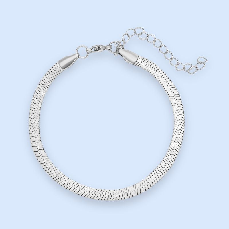 Klassisk flad snake chain-armbånd i sølvtonet rustfrit stål
Zoé-armbåndene og-halskæderne er et must i alle smykkesamlinger. Det enkle og tidløse design passer til alle lejligheder og kan styles med andre armbånd for et mere gennemført look.
Armbåndet er vandfast og slidstærk og findes i 3 forskellige bredder.
Vores flat snake chain 4mm er det bredeste og mere trendy valg.
Zoé-armbåndet er det perfekte match med andre sølvarmbånd, da det bidrager med et eksklusivt udtryk uden at stjæl