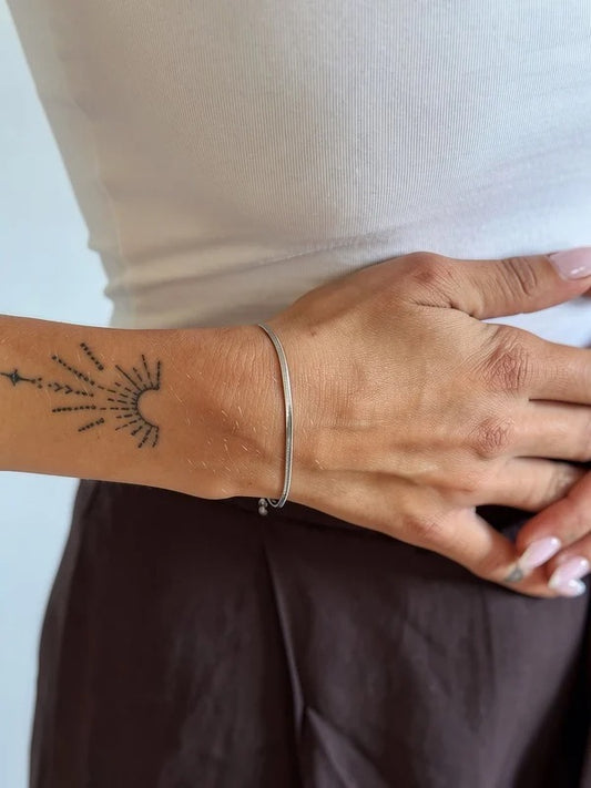 Klassisk fladt snake chain-armbånd i sølvtonet rustfrit stål
Zoé-armbåndene og-halskæderne er et must i alle smykkesamlinger. Det enkle og tidløse design passer til alle lejligheder og kan styles med andre armbånd for et mere gennemført look.
Armbåndet er vandfast og slidstærk og findes i 3 forskellige bredder.
Vores flat snake chain 2mm er den smalleste version.
Zoé-armbåndet er det perfekte match med andre sølvarmbånd, da det bidrager med et eksklusivt udtryk