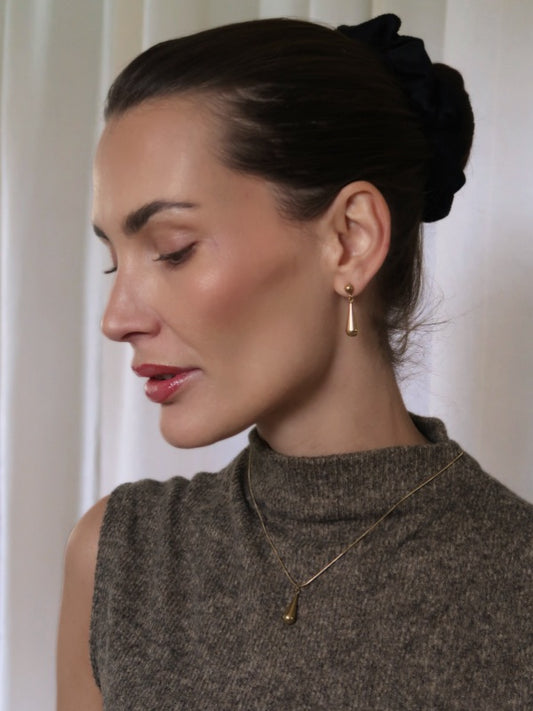 Lacey 18k forgyldt dråbehalskæde
Den helt klassiske dråbehalskæde i vores populære Lacey-serie
Elegant forgyldt halskæde med dråbeformet vedhæng. dråbeformede øreringe i guldbelagt rustfrit stål.
Den minimalistiske dråbehalskæde passer til alle lejligheder og matcher flot med andre guldsmykker.
Stack halskæden med en snake chain eller en lip chain for et mere sammensat look, eller style med øreringene i samme serie.
Lacey-halskæden er vandfast og fremstillet i PVD-forgyldt rustfrit stål.