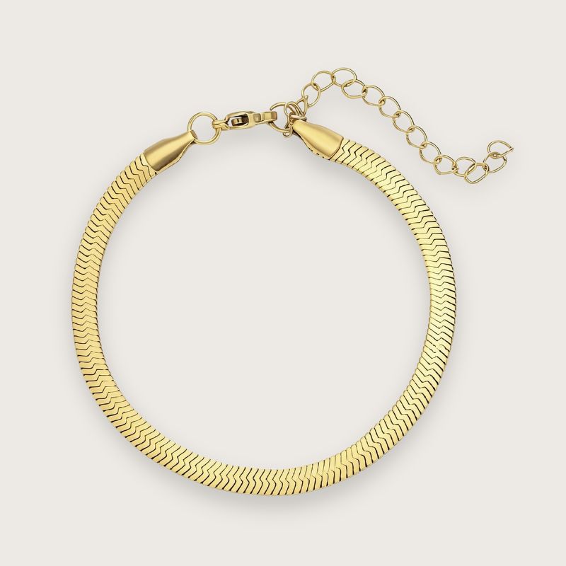Klassisk flat snake chain-armbånd i 18k forgyldt stål
Klassisk og tidløst design
Vandfast og slidstærkt
Smuk til mix 'n match med andre armbånd
Det forgyldte snake chain-armbånd bidrager med et eksklusivt udtryk uden at stjæle for meget fokus og er det perfekte match med andre guldarmbånd.
Zoé er et helt klassisk guldbelagt armbånd, som alle bør have i deres smykkeskrin. Armbåndets klassiske design fungerer til både hverdag, fest