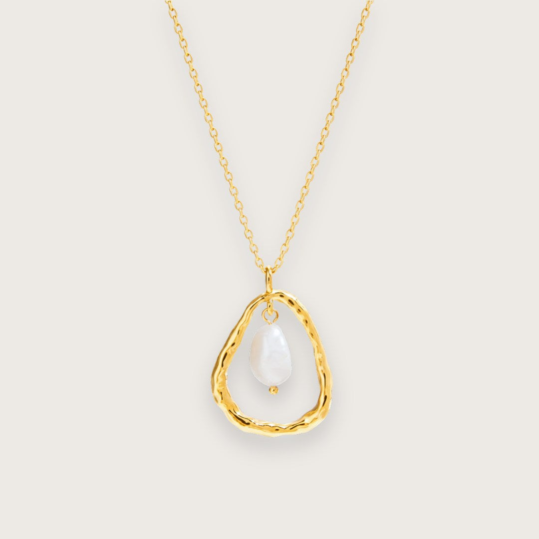 Smuk skulpturel 18k forgyldt halskæde med stor ferskvandsperle.
Sashi-halskæden guldhalskæde det klassiske perlelook med et moderne statement-design, der kan dresse ethvert sommeroutfit op.
Halskæden er justerbar og nem at stacke med andre smukke guldkæder for et trendy, personligt look.
Halskæden er fremstillet i rustfrit stål med 18k PVD-forgyldning.
halskæde med ferskvandsperle
statementsmykke
gavesmykke
særlig halskæde med perlevedhæng