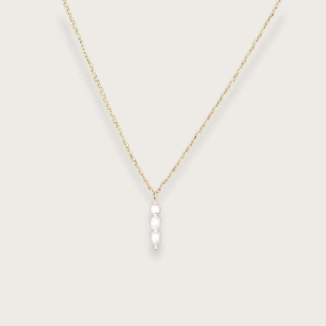 Smuk guldbelagt halskæde med 3 små aflange perler i et elegant vedhæng. Guldhalskæde med perlevedhæng.