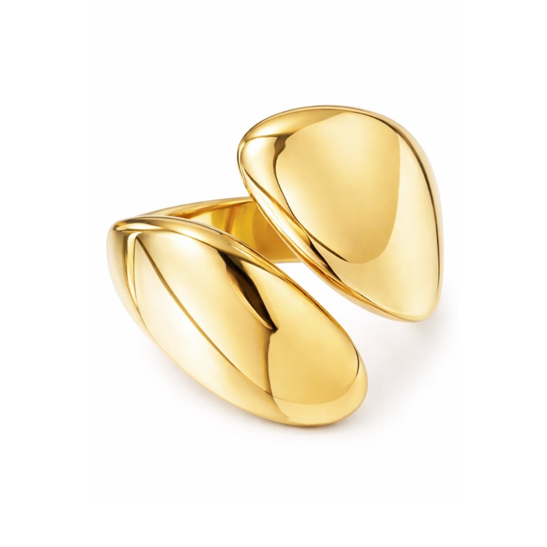 Chunky guldring i 18k forgyldt stål
Den smukke Veda guldring er et moderne statement-smykke med en skulpturel og minimalistisk form. Den brede, bløde front giver ringen et eksklusivt udtryk og et markant, men stadig elegant look.
Ringen er fremstillet i rustfrit stål med 18k PVD-forgyldning, som giver en slidstærk guldoverflade og gør smykket mere modstandsdygtigt over for daglig brug.
rustfrit stål med PVD-belægning. Guldring, chunky ring, statement ring, trendy smykker, guldsmykker