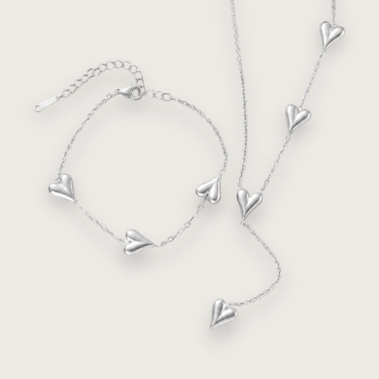 Smukt hjertearmbånd med vandfast sølvbelægning.
Inès hjertearmbåndet er et klassisk smykke med moderne kant til de dage, hvor du lige vil udstråle dét ekstra.
Det tynde armbånd og hjerternes tyngde skaber en elegant kontrast, der kan løfte ethvert outfit.
Inés-armbåndet findes også som halskæde.
Armbåndet er er fremstillet i sølvbelagt rustfrit stål. Belægningen er vandfast og slidstærk.Hjertearmbåndet er justerbart og måler ca. 17 cm + 5 cm forlængerkæde.
