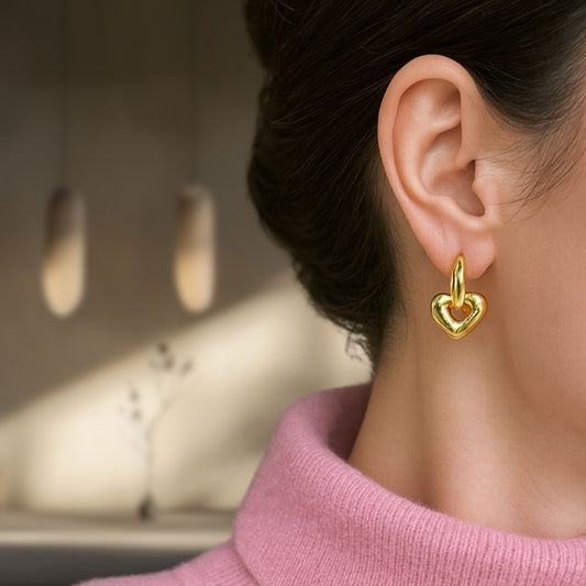 Små guldbelagte hoop-øreringe med hjertevedhæng.
De fine hjertehoops er et trendy og chunky take på klassiske hjerteøreringe.
Annabel-hjerteøreringene kan dresse ethvert outfit op og fungerer til både hverdag, fest og alt derimellem. Formen er feminin, klassisk og trendy på samme tid.